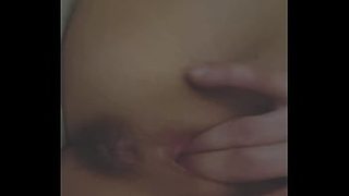 Lizanie mokrej cipki w sypialni po imprezie domowej