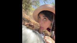 Voy al cerro con mi hermanastra y termina con sexo al aire libre