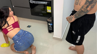 While my stepsister's maid is cleaning, I take advantage of the opportunity to seduce her nicely and fuck her really hard.