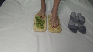 I trample fruits with my feet. Blow my feet