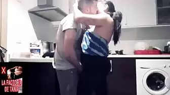 Milf española se pone cachonda preparando la cena en la cocina y su marido la penetra y la deja llena de leche