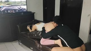 Gamer Skank Has New Sex Game. JUEGA Y COGE Chica Hispanic No Puede Jugar Mientras Juego Con Su Culo 1/2
