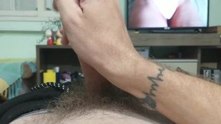 Delicia de punheta assistindo um porno