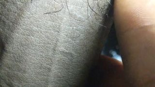 Elle crie de joie quand je pénètre doucement ma grosse bite dans son joli cul, elle aime suiccer