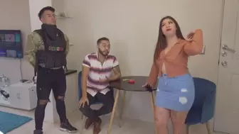 Seduciendo al guardaespaldas que me puso el cornudo de mi esposo, nos descubre cogiendo!